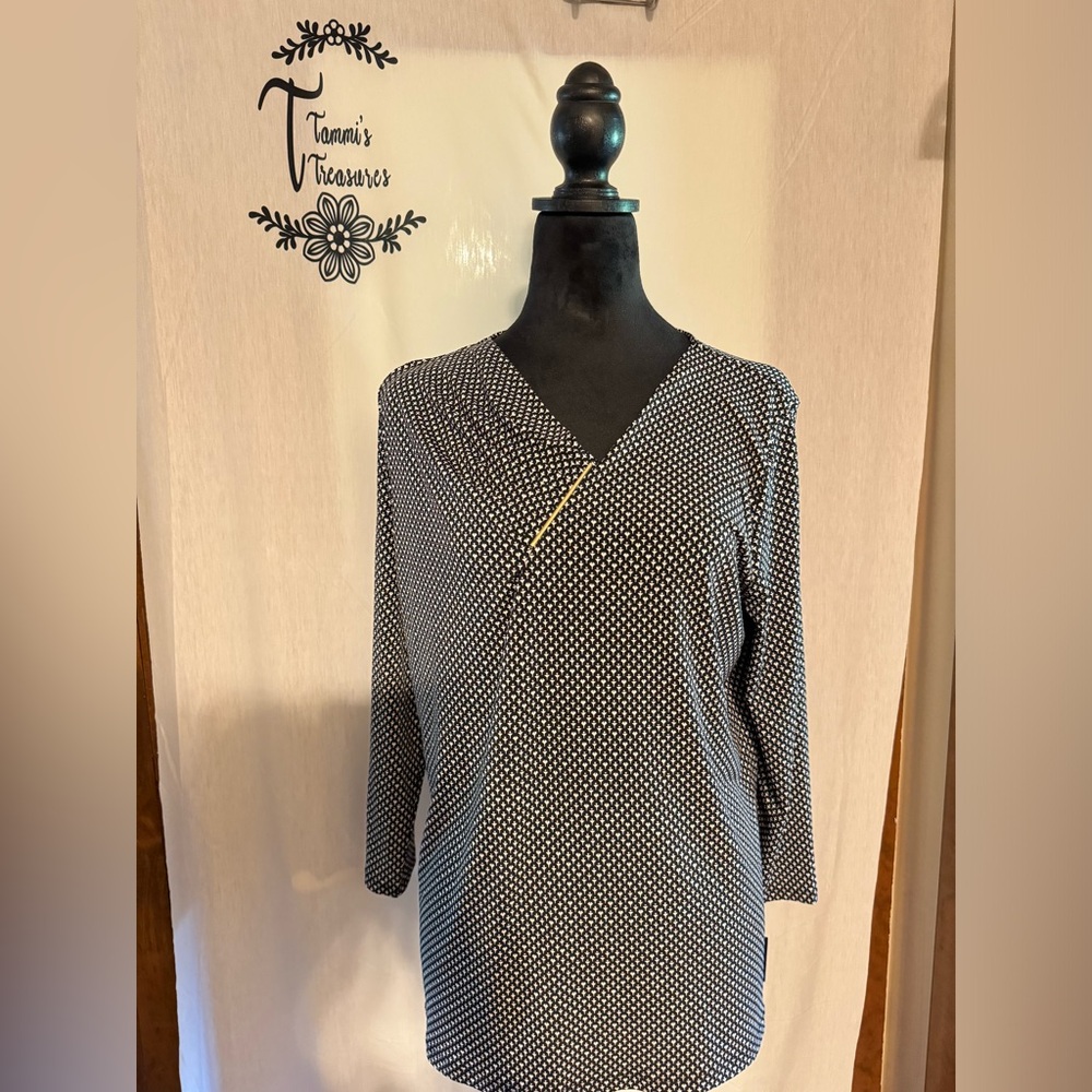 Women’s Black and White print ¾ sleeve shirt with gold accents – NWT Size Large